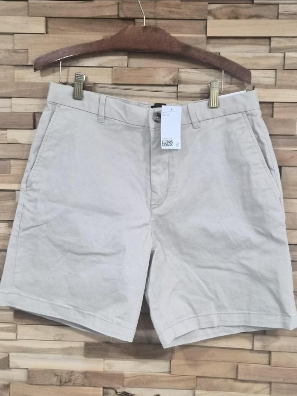 H&M Tan chino shorts with a regular fit - New with Tags - Size 30